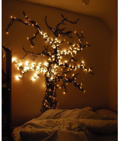 卧室里的树灯，像开满星星的树。