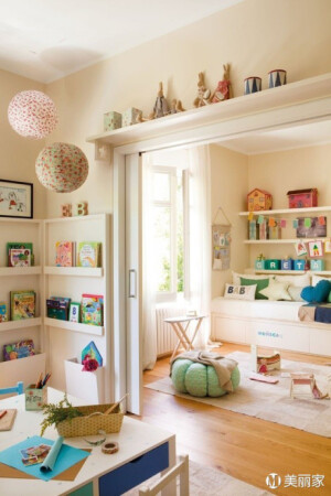 可爱的儿童房，有南瓜坐垫，各种冰淇淋色充满童话气息，各种字母和小书本适合给孩子最自然的启蒙。