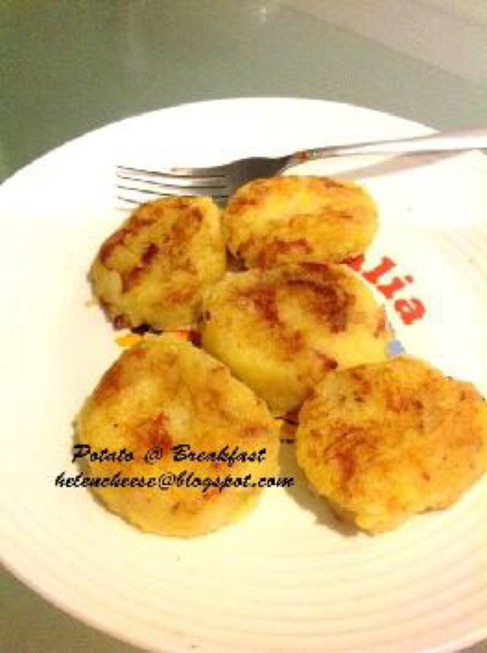 马铃薯早餐饼 培根（切小丁）、洋葱（切小丁）、马铃薯 1、马铃薯蒸熟，压烂＋胡椒粉＋一点盐。培根会咸，盐可以不放，自己喜欢就可以。 2、马铃薯＋培根＋洋葱＝混合均匀。 3、用不粘锅＋牛油＋用手捏圆＋轻轻压一压就这样煎熟即可。