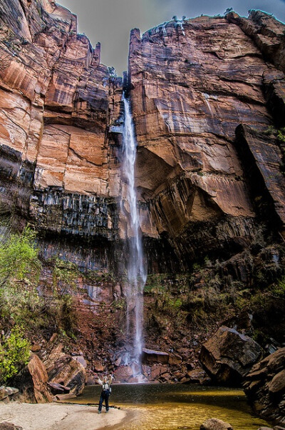 Zion National Park, Utah, USA。锡安国家公园，美国犹他州西南部。这个占地共229平方英里（1 E8平方米或593平方公里）的国家公园的首要景点是宰恩峡谷，长15英里（24公里），并且有半英里（800米）深，其红色与黄褐…