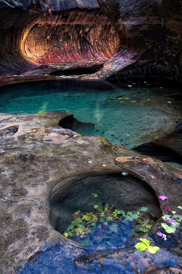 Zion National Park, Utah, USA。锡安国家公园，美国犹他州西南部。这个占地共229平方英里（1 E8平方米或593平方公里）的国家公园的首要景点是宰恩峡谷，长15英里（24公里），并且有半英里（800米）深，其红色与黄褐色的纳瓦霍砂岩（Navajo Sandstone）被维琴河（Virgin River）北面支流所分割。其他著名特色有白色大宝座、棋盘山壁群、科罗布拱门（Kolob Arch）、三圣父与维琴河隘口（Virgin River Narrows）。