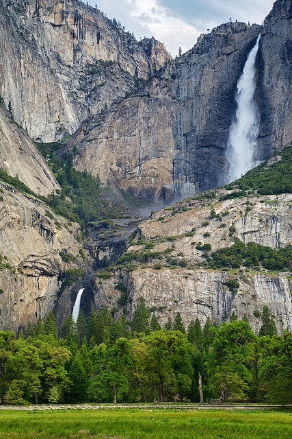 优胜美地瀑布（Yosemite Falls）又译为约塞米蒂瀑布，是北美洲落差最大的瀑布，位于美国加州内华达山脉，属于优胜美地国家公园，其最壮观的季节在春末，水量充沛，气势惊人，远观之有如银河之水从九天之上倾泻下来。