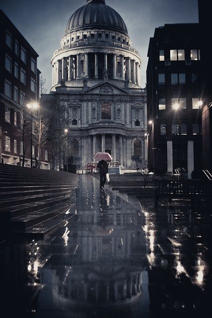 St. Paul's Cathedral, London。ST.Paul`s Church Museum，坐落于英国伦敦，位于伦敦泰晤士河北岸纽盖特街与纽钱吉街交角处，巴洛克风格建筑的代表，以其壮观的圆形屋顶而闻名，是世界第二大圆顶教堂，它模仿罗马的圣彼得大教堂，是英国古典主义建筑的代表。