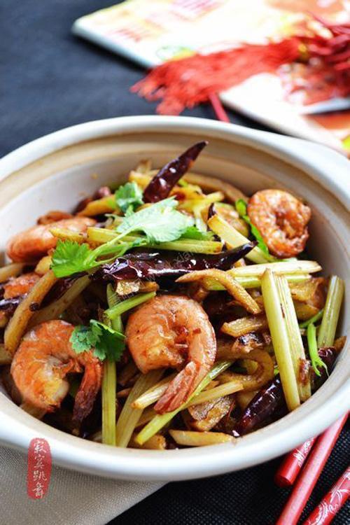 【干锅香辣虾】 1.虾去头同时顺势将肠线抽出洗净，用盐、料酒腌制片刻。2.水芹去叶留梗切寸断，香菜也切断，土豆切细条用水清洗掉淀粉，沥干用餐巾纸擦干水分；花生也洗下同样用餐巾纸将水分拭去，热锅冷油，小火，放入花生炸熟沥干盛出。3.蒜切片，姜切丝待用。4.土豆也炸下。5.虾腌制后也将表面多余水分拭去，热锅热油炸过盛出。6.洗净锅小火放入姜蒜、干辣椒和花椒爆香。7.加入李锦记四川麻辣酱炒香。8.接着加入炸过的虾大火快速翻炒均匀。9.加入土豆条和水芹，翻炒入味。10.烹入少许料酒、鱼露，撒入炸花生和香菜段翻炒均匀即可。菜谱小贴士：1、土豆条洗后去掉多余的淀粉，这样炸起来就不容易