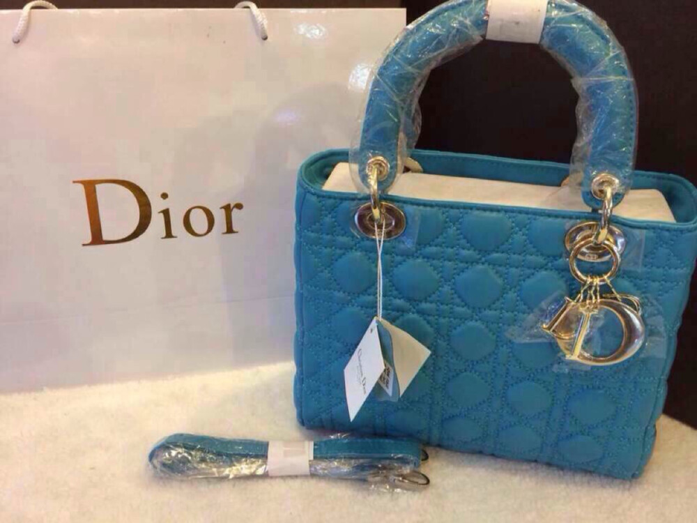 Dior 戴妃包 原版羊皮，配原版专柜一字扣五金，爆版颜色，两个号，五格，七格，内里原版红色里衬