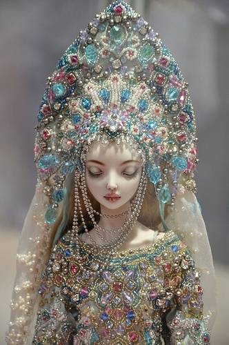 俄罗斯艺术家Marina bychkova带着她的全新尺寸玩偶华丽登场，令人惊叹的那些缀满了珠宝的头饰、衣服、鞋子、他们全部由Marina亲手设计和手工制作。灵魂娃娃
