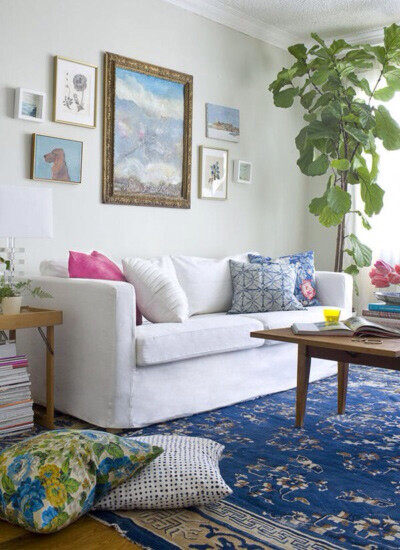 蓝色的地毯效果很强烈，这时的沙发就需要用白色来显现了。
