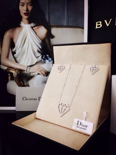 ✨项链 耳钉✨独家实拍 Christian Dior 迪家 PURE DIAMOND系列耳钉 钻石系列是一段萦绕心间的美好回忆，是始终伴随着每个珠宝品牌的悠扬旋律，每个人对其都有着独特的诠释 德国进口925 PT950铂金层 中间镶嵌…