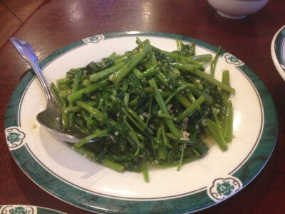 蒜泥空心菜，有点儿老，不过还好老外蛮喜欢吃的，不然远在大洋彼岸就吃不到了，做法很赞