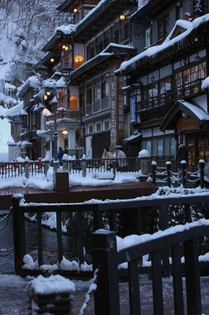 Ginzan Hot Springs, Yamagata, Japan。日本山形县银山温泉。银山温泉位于尾花泽市东部，银山水库上游。银山川流淌其间，20世纪修建的三层和四层的木结构旅馆，在煤气灯下并列而立。据说是《千与千寻》汤屋的原型呢！