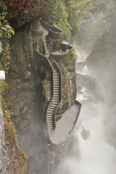 Canyon Steps, Pailon del Diablo, Ecuador。厄尔多瓜的峡谷阶梯。 此峡谷阶梯位于厄瓜多尔著名的恶魔之炉 (Pailon del Diablo)瀑布旁边。这个帕斯塔萨河(Pastaza River)上的大瀑布,距离巴尼奥(Banos)镇仅30分钟。