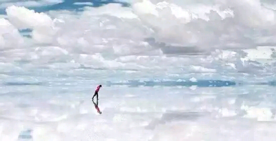 乌尤尼盐沼，玻利维亚 传说中的天空之镜乌尤尼盐沼（Salar de Uyuni），位于玻利维亚西南部天空之镜的乌尤尼小镇附近，是世界最大的盐沼。 乌尤尼盐沼因大面积的地势平坦而容易积攒雨水且不会随意流动，从而形成特殊…