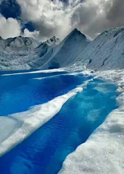 【智利的冰川】。看着好美，不知道会不会一步没走好滑进水里。 〔总有一天，我会征服全世界〕
