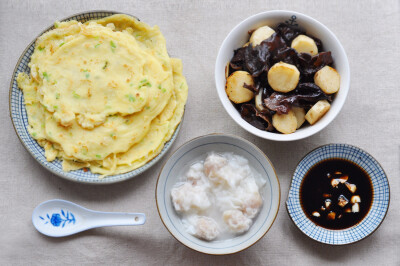 { 8.24 } 鸡蛋饼、木耳山药、馄饨。今天是黑白餐，早饭+午饭。 昨天睡太晚，懒洋洋啊~