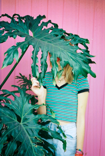 绿色 叶子 女生 背景 桌面 壁纸