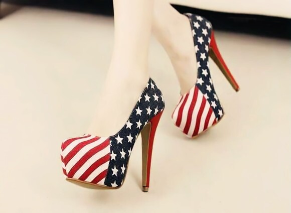  女人在高跟鞋面前毫无抗拒力，想必有些高跟鞋难得穿上几次，有些甚至轮不上穿，也有的穿了高跟鞋伤了脚，崴了脚，但这又何妨，因为穿上高跟鞋漂亮，典雅，时尚，让女人的优雅魅力指数提升百分百，这也足够让女人为之疯狂!