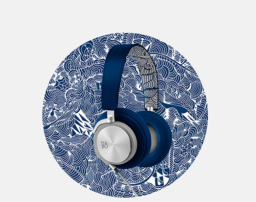 Beoplay - Limited edition of H6 in a stylish blue with artwork from Ricardo Akn