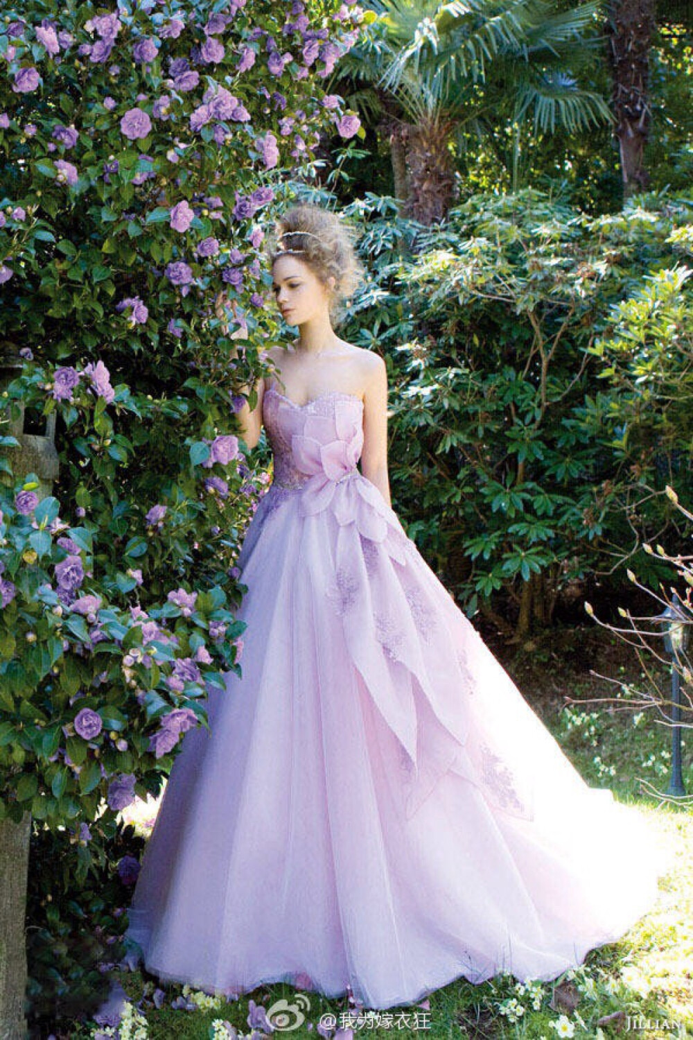 婚纱秀,日光树木,清新自然风伴随着朵朵花香,细腻的粉色立体花朵装饰