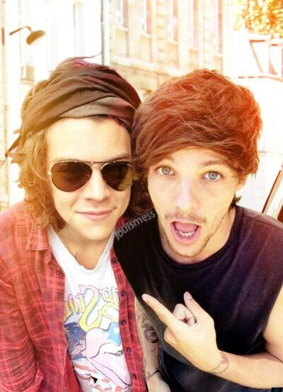 【ONE DIRECTION】Harry and his hot boyfriend .