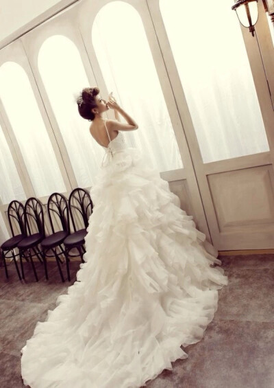 好想为了你穿一次婚纱，只给你一个人看