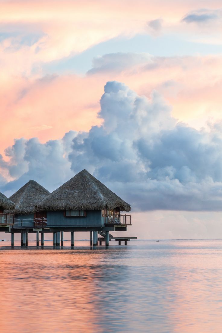 Tahiti ,French Polynesia。塔希提岛，也译为塔西提岛，又称为大溪地，是法属波利尼西亚向风群岛中最大的岛屿，位于南太平洋。这里四季温暖如春、物产丰富。衣食无忧的人们常常无所事事地望着大海远处凝思，静待日落天亮。居民称自己为“上帝的人”，外国人则认为这里是“最接近天堂的地方”。