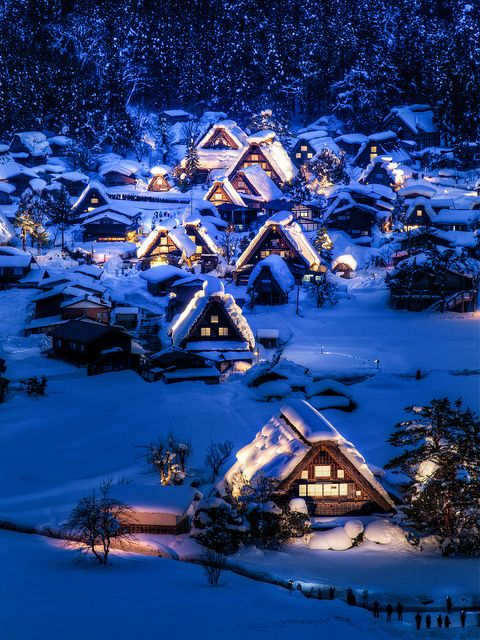 Shirakawa Village, Japan。日本白川乡合掌村。白川乡位於日本中部的岐阜县白山山麓，是个四面环山、水田纵横、河川流经的安静山村。这各山村的特别之处即是有名的「合掌造」，是日本传统乡村的建筑。「合掌建筑」指的是将两个建材合併成叉手三角形状且用稻草芦苇来舖屋顶，在白川地区又被称為「切妻合掌建筑」，其特徵是两边的屋顶像是一本打开的书一样，成一个三角形状，这也是因应白川地区雪茫的自然条件而发展出来的。