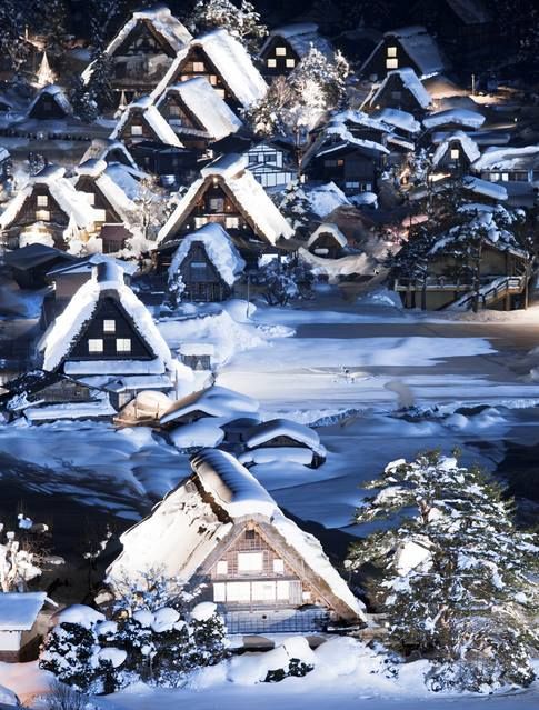 Shirakawa Village, Japan。日本白川乡合掌村。白川乡位於日本中部的岐阜县白山山麓，是个四面环山、水田纵横、河川流经的安静山村。这各山村的特别之处即是有名的「合掌造」，是日本传统乡村的建筑。「合掌建筑」指的是将两个建材合併成叉手三角形状且用稻草芦苇来舖屋顶，在白川地区又被称為「切妻合掌建筑」，其特徵是两边的屋顶像是一本打开的书一样，成一个三角形状，这也是因应白川地区雪茫的自然条件而发展出来的。