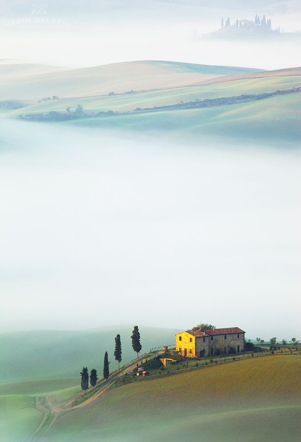 Val d’Orcia, Tuscany, Italy。托斯卡纳在意大利中部的西海岸上，一直被视为文艺复兴的发源地和意大利最美的洲。苍翠的山谷、绵延的山脉、秀丽的葡萄园、摇曳的橄榄树……这明丽的风景牵动了包括达芬奇与拉斐尔等众多画家的笔。