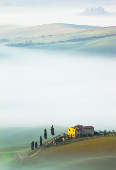 Val d’Orcia, Tuscany, Italy。托斯卡纳在意大利中部的西海岸上，一直被视为文艺复兴的发源地和意大利最美的洲。苍翠的山谷、绵延的山脉、秀丽的葡萄园、摇曳的橄榄树……这明丽的风景牵动了包括达芬奇与拉斐尔等众…