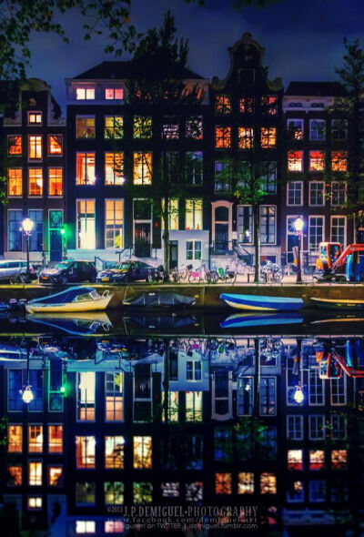 Amsterdam,Nederland。阿姆斯特丹是荷兰首都及最大城市，位于该国西部省份北荷兰省。是繁华知名的国际大都市、欧洲第四大航空港，该城市所处的兰斯台德都市圈为欧洲第六大都市圈。