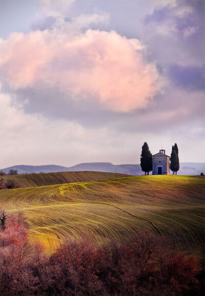 Tuscany, Italy。托斯卡纳在意大利中部的西海岸上，一直被视为文艺复兴的发源地和意大利最美的洲。苍翠的山谷、绵延的山脉、秀丽的葡萄园、摇曳的橄榄树……这明丽的风景牵动了包括达芬奇与拉斐尔等众多画家的笔。