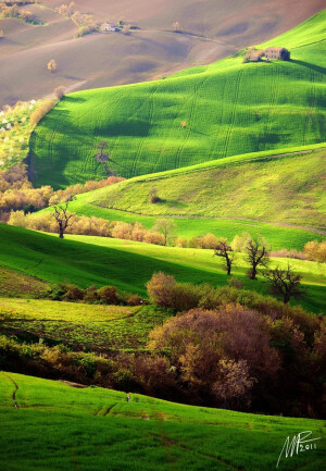 Marche, Italy。马尔凯是意大利中部的一个大区，北界与艾米利亚-罗马涅大区相邻，托斯卡纳大区位于马尔凯西北，西邻翁布里亚，南邻阿布鲁佐和拉齐奥，而东面则有亚得里亚海。马尔凯区内除了有一些河谷和海岸的狭长地带之外，其余部分都是山区。