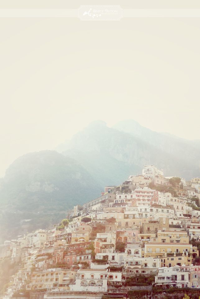 Positano, Italy。波西塔诺位于意大利坎帕尼亚大区阿马尔菲海岸‎沿岸的一个小镇。城镇主要部份背山面海，分布在高山与大海之间的平地上，一位作家这样形容：波西塔诺是一个梦乡，你在时，她不是很真切，你离开后，她变的栩栩如生。阿马尔菲海岸被誉为欧洲最美丽的海滩，这里的海岸线蜿蜒曲折，岸上山岛耸峙巍峨，山谷与海岬交错，果园与野生植物并存，原生态的自然环境中有丰富的人文历史，浓密山林中散落着许多如诗如画的小镇，而其中最漂亮的那一个叫做波西塔诺。