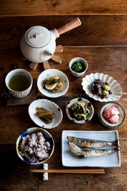 传统的日本餐（盐烤沙丁油鱼，糙米，蔬菜和饭后甜品和果子）