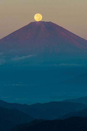 Mt. Fuji , Japan。闻名全球的富士山是日本重要的象征之一，被视为圣山，其在古代文献中亦被称为不二、不尽或是富慈，也经常被称作芙蓉峰或富岳。（快到碗里来= =）