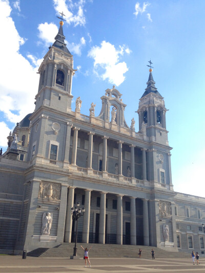 Palacio Real de Madrid。马德里皇宫。 相较于凡尔赛宫的金碧辉煌，马德里皇宫小清新了许多。结束参观后，游客不多，可以自由奔跑，整个广场都被你承包了。