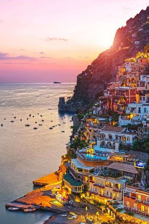 Positano, Italy。波西塔诺位于意大利坎帕尼亚大区阿马尔菲海岸‎沿岸的一个小镇。城镇主要部份背山面海，分布在高山与大海之间的平地上，一位作家这样形容：波西塔诺是一个梦乡，你在时，她不是很真切，你离开后，她变的栩栩如生。阿马尔菲海岸被誉为欧洲最美丽的海滩，这里的海岸线蜿蜒曲折，岸上山岛耸峙巍峨，山谷与海岬交错，果园与野生植物并存，原生态的自然环境中有丰富的人文历史，浓密山林中散落着许多如诗如画的小镇，而其中最漂亮的那一个叫做波西塔诺。