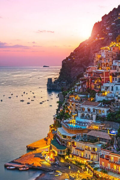 Positano, Italy。波西塔诺位于意大利坎帕尼亚大区阿马尔菲海岸‎沿岸的一个小镇。城镇主要部份背山面海，分布在高山与大海之间的平地上，一位作家这样形容：波西塔诺是一个梦乡，你在时，她不是很真切，你离开后，…