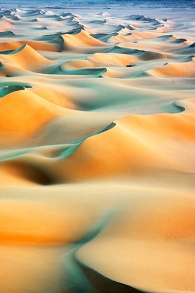 Dunes at Sunrise in Sahara, Egypt。埃及撒哈拉沙漠上的日出。