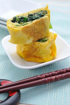 日本食品”horenso Tamagoyaki” 菠菜蛋卷，食材：鸭蛋、菠菜、盐、黑椒粉 做法：（1）、菠菜切末。 （2）、将鸭蛋4个打成蛋液。 （3）、将两者混合后，加入盐跟黑椒粉，拌均匀。 （4）、锅热后，用厨房纸巾刷上些油…