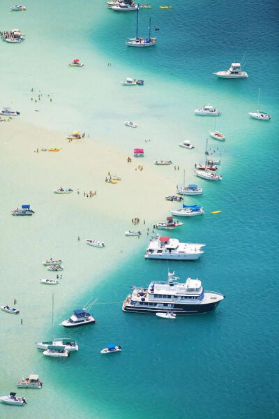 Kaneohe Bay,Hawaii,USA?？诎潞胀逶诿拦耐闹菖泛憾辈俊：０断叱?2公里(20哩)，该湾水浅且清，乘玻璃底船可观赏水下色泽鲜豔的珊瑚石，为一主要游览区。湾内莫库奥劳(Moku O Loe)岛上设有夏威夷大学海洋生…