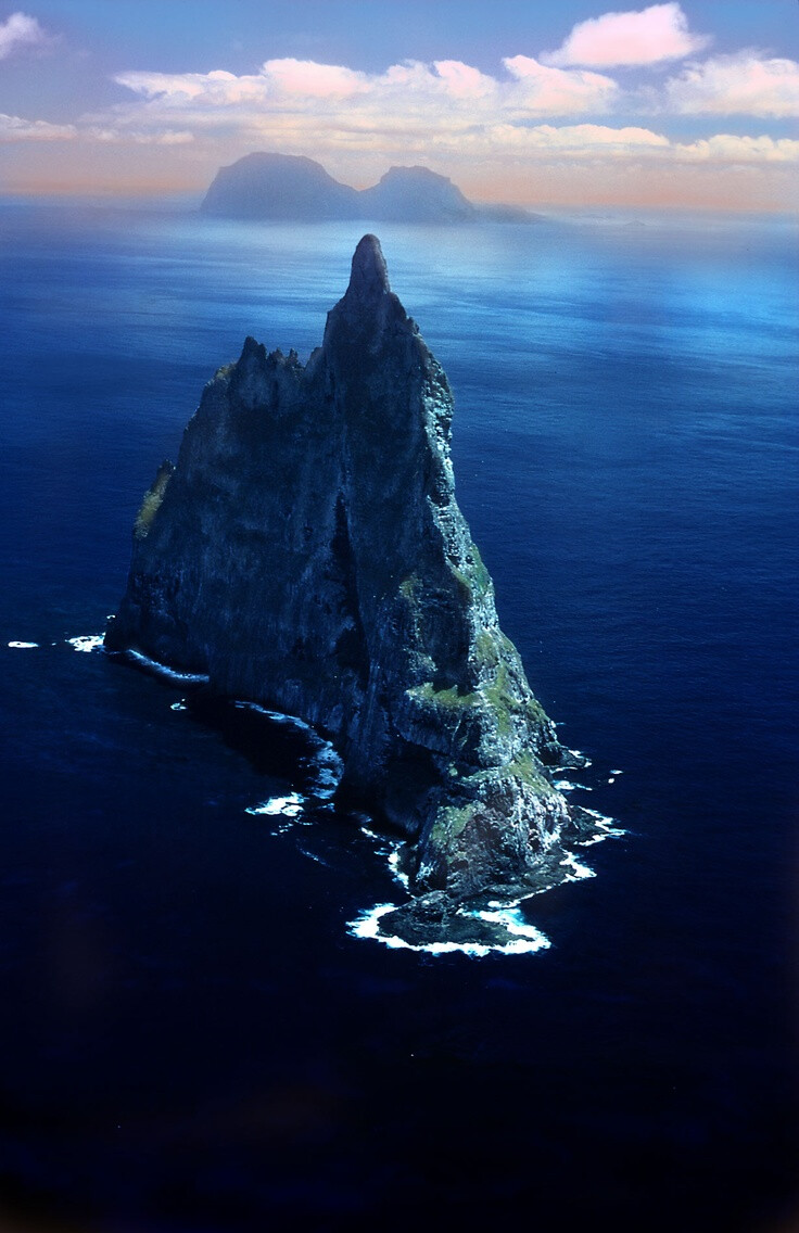 Ball's pyramid, off the Eastern coast of Australia。柏尔的金字塔是位于澳大利亚东部塔斯曼海中一座由火成岩所构成的海岩，约形成于700万年前，最高海拔562米，四面尽是悬崖峭壁，几无植被，宛如金字塔一般矗立海中，附近只有数个小海岩相伴。距澳大利亚本土约600公里，最近的有人岛为在其西北方约20公里处的豪勋爵岛，隶属于澳大利亚的新南威尔士州，为豪勋爵岛海洋公园的一部份，并于1982年与豪勋爵岛被联合国教育科学文化组织选为世界自然遗产。