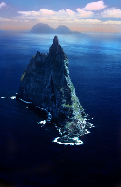 Ball's pyramid, off the Eastern coast of Australia。柏尔的金字塔是位于澳大利亚东部塔斯曼海中一座由火成岩所构成的海岩，约形成于700万年前，最高海拔562米，四面尽是悬崖峭壁，几无植被，宛如金字塔一般矗立海…