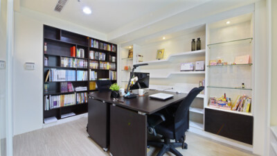 贝尔地板--场域运用上因为屋主仍有大量阅读及藏书需求，设计师将旧有书柜与书桌跳色融入，铺陈出宽适的书房空间。