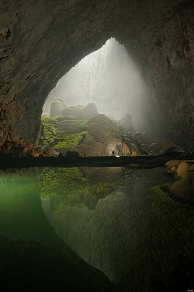 Cave jungle, at Hang Son Doong, Vietnam。越南韩松洞坐落在老挝和越南边界的风牙者榜国家公园内。该洞是一个由150多个地下洞穴组成的洞穴体系的一部分，目前被认定为世界上第一大天然洞穴。