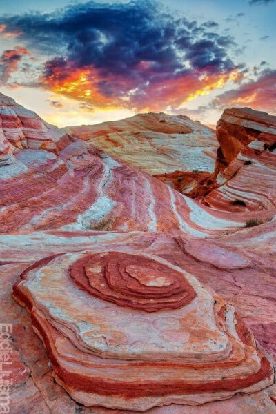 Fire Wave – Valley of Fire State Park, Nevada, USA。火焰谷州立公园是美国内华达州的第一个州立公园，其最大的特色就是园内到处都是红色的沙岩，如同火焰燃烧一样。此地曾被当地的原住民印地安人视为圣地，在红…