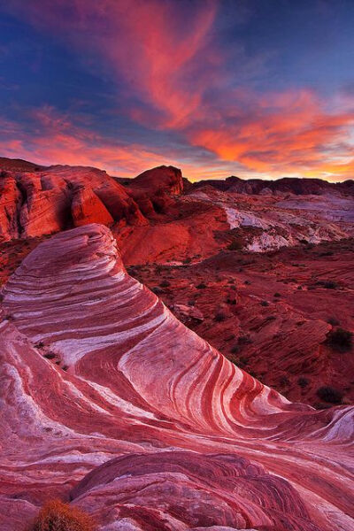 Fire Wave – Valley of Fire State Park, Nevada, USA。火焰谷州立公园是美国内华达州的第一个州立公园，其最大的特色就是园内到处都是红色的沙岩，如同火焰燃烧一样。此地曾被当地的原住民印地安人视为圣地，在红…