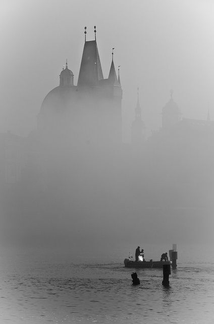 The Vltava River under the fog,Prague, Czech Republic。捷克共和国布拉格，雾中的伏尔塔瓦河。沃尔塔瓦河畔的布拉格，是世间最美的城市之一。伏尔塔瓦河像一条绿色的玉带，将城市分为两部分，沿河两岸陡立的山壁，渐渐消失在远方起伏的原野里。