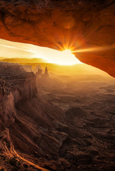 Daybreak in Canyonlands National Park,Utah,USA。美国犹他州峡谷地国家公园的破晓。位于犹他州东南格林河和科罗拉多河汇合处，系多年河流冲刷和风霜雨雪侵蚀而成的砂岩塔、峡谷等，成为世界上最著名的侵蚀区域之一…