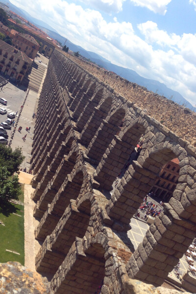 Acueducto de Segovia。塞戈维亚水道桥。没有面对过他，都不能知道他有多宏伟，你只能一次次地钦叹，一次次地拜倒在他的脚下。